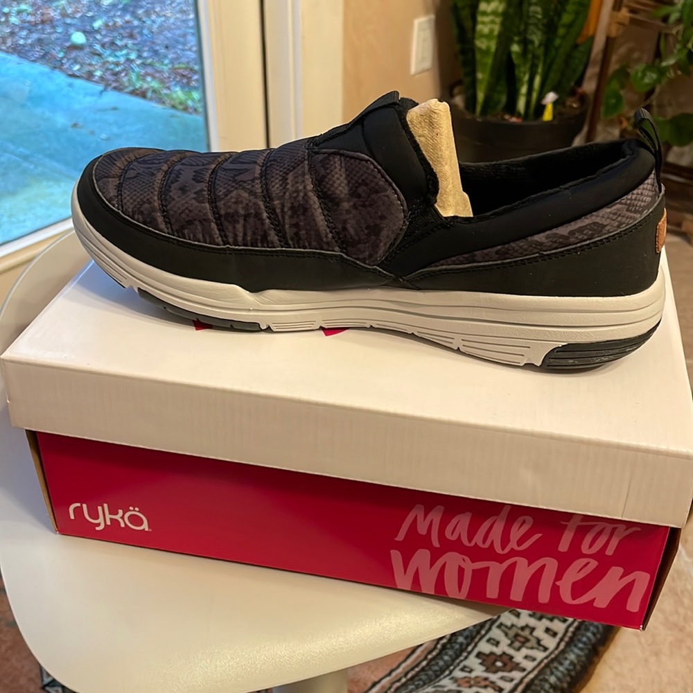 Water repellent sneakers